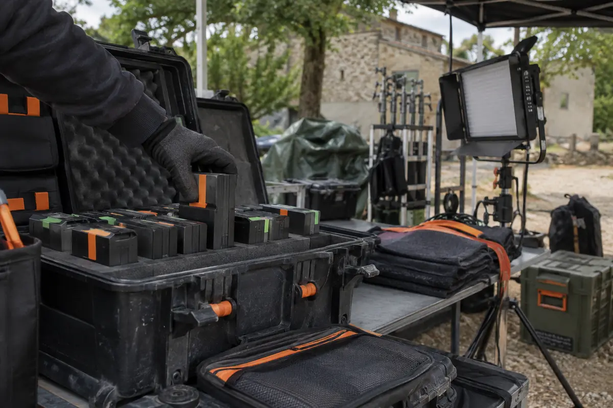 Batteries rechargeables et éclairage LED organisés sur une base de tournage