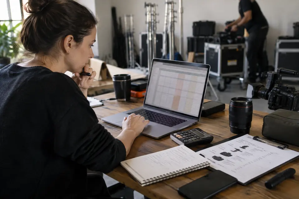 Responsable de production comparant les postes d’un budget audiovisuel